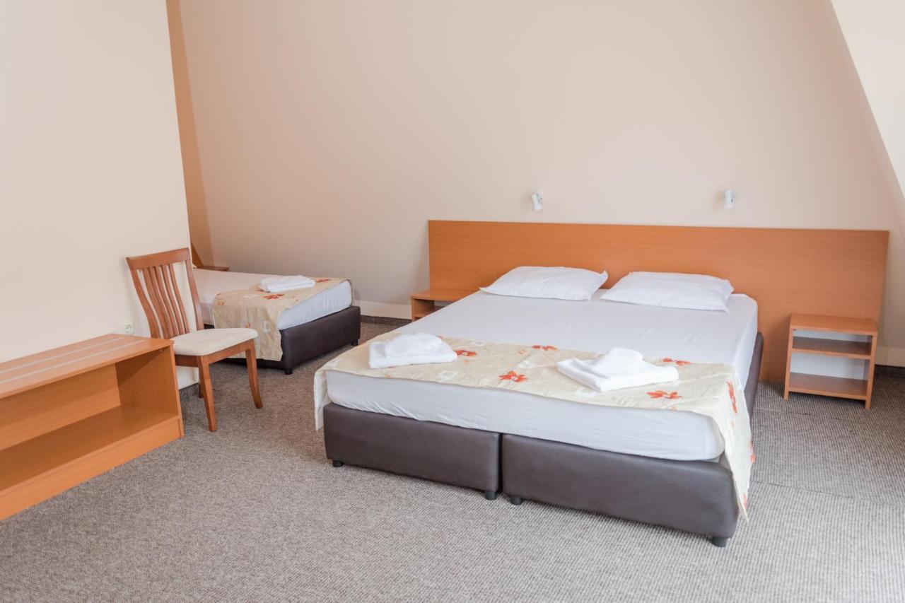 רבדה Hotel Eva מראה חיצוני תמונה