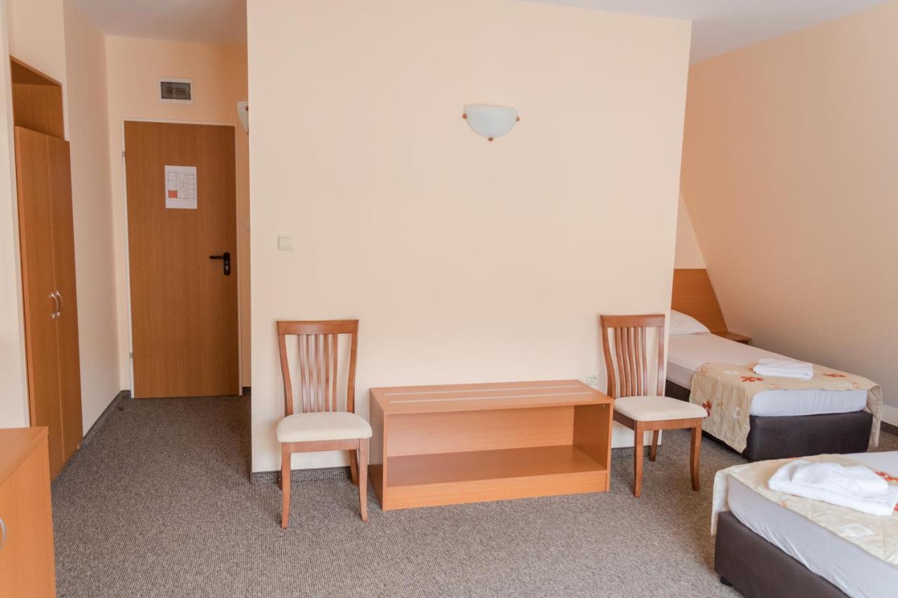 רבדה Hotel Eva מראה חיצוני תמונה