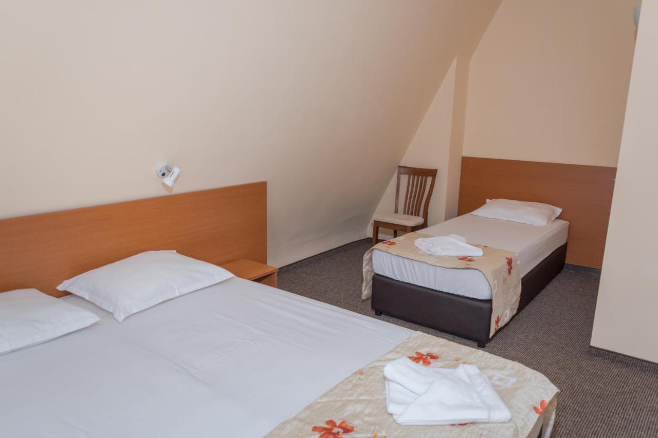 רבדה Hotel Eva מראה חיצוני תמונה