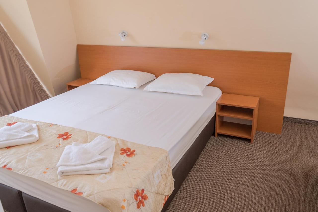 רבדה Hotel Eva מראה חיצוני תמונה